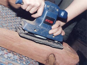 サンダーで表面を研磨